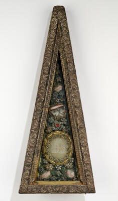 Klosterarbeit in pyramidenförmigen Holzrahmen, - Arte popolare e religiosa, sculture e maioliche