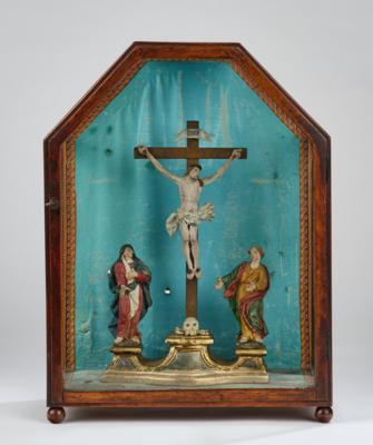 Kreuzigungsgruppe in verglaster Vitrine, alpenländisch 19. Jh., - Antiquitäten, Volkskunst, Skulpturen & Fayencen