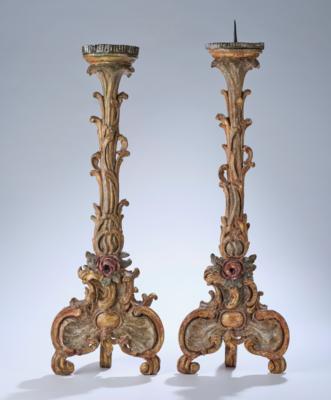 Paar Kerzenleuchter im Stil des Rokokos, 19. Jh., - Antiquitäten, Volkskunst, Skulpturen & Fayencen
