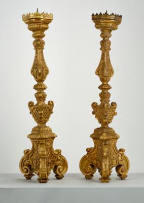 Paar große barocke Kerzenleuchter, 18. Jh., - Antiquitäten, Volkskunst, Skulpturen & Fayencen