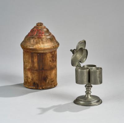 Zinngefäß zur Aufbewahrung der 3 heiligen Öle in gedrechselter Holzdose, 18. Jh., - Antiques, folk art, sculptures & faience
