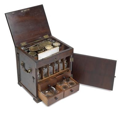 A fine 18th century English Apothecary travelling Chest - Historické v?decké p?ístroje a globusy