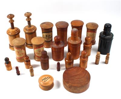 24 pharmaceutical turned wood jars - Historické vědecké přístroje a globusy