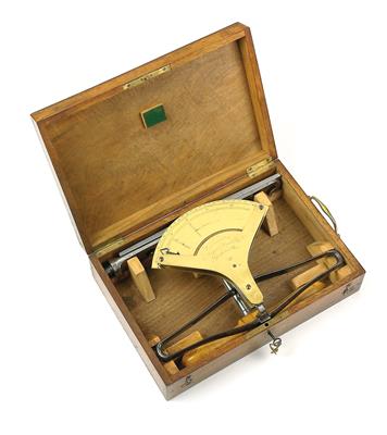 A nearly 19th century brass Dynamometer - Historické vědecké přístroje a globusy