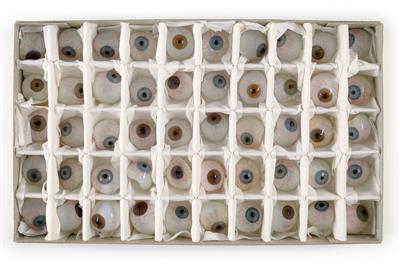 A Set of 51 prosthetic Glass Eyes - Strumenti scientifici e globi d'epoca, macchine fotografiche