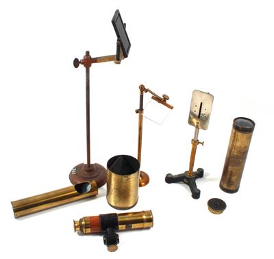 Acht physikalische Apparate und Geräte, Teile - Historische wissenschaftliche Instrumente, Modelle und Globen, Fotoapparate