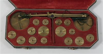 A mid 19th century Berlin coin Scale - Historické vědecké přístroje a globusy, fotoaparáty