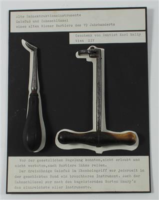 Ein Zahnschlüssel und ein Gausfuß - Historische wissenschaftliche Instrumente, Modelle und Globen, Fotoapparate