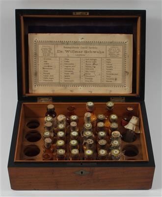 A c. 1890 Homeopathic Chest - Strumenti scientifici e globi d'epoca, macchine fotografiche