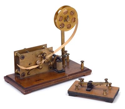 A small c. 1900 Telegraph receiver - Historické vědecké přístroje a globusy, fotoaparáty