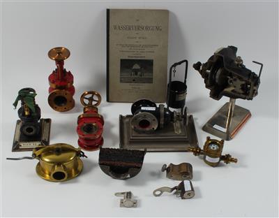 C. 1900 Pipe models and other objects - Historické vědecké přístroje a globusy, fotoaparáty