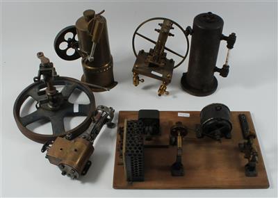 Sechs Dampfmaschinen-Teile - Historische wissenschaftliche Instrumente, Modelle und Globen, Fotoapparate