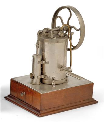 A c. 1900 steam Engine Model Cigar Cutter - Historické vědecké přístroje a globusy, fotoaparáty