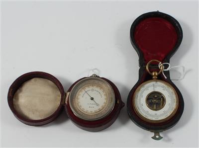 Zwei Taschen-Barometer - Historische wissenschaftliche Instrumente, Modelle und Globen, Fotoapparate