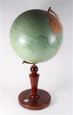 A c. 1930 Terrestrial Globe - Strumenti scientifici e globi d'epoca