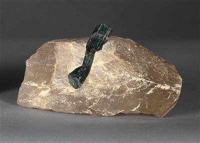 A crystalisation of green Tourmaline and Rockcrystal - Strumenti scientifici e globi d'epoca