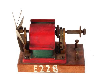 Modell eines elektrischen Motors - Historische wissenschaftliche Instrumente und Globen - Klassische Fotoapparate und Zubehör