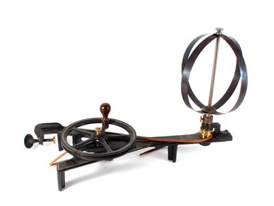 A centrifugal whirler - Historische wissenschaftliche Instrumente und Globen - Klassische Fotoapparate und Zubehör