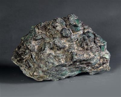 A large Emerald crystal stone - Strumenti scientifici e globi d'epoca - Macchine fotografiche