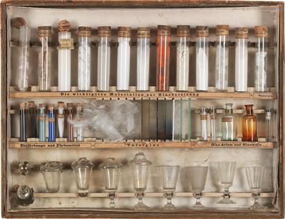 A c. 1920 glassmaking display Case - Strumenti scientifici e globi d'epoca - Macchine fotografiche