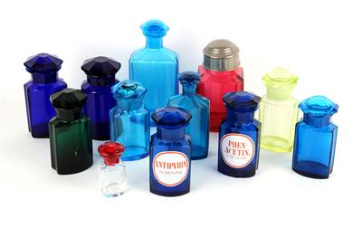 12 farbige Apothekenstandgefäße aus Glas - Historische wissenschaftliche Instrumente, Globen und Fotoapparate