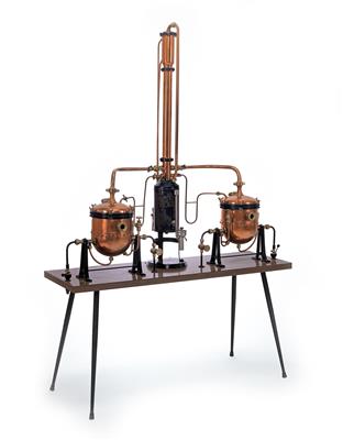 Modell einer Destillieranlage - Historische wissenschaftliche Instrumente, Globen und Fotoapparate