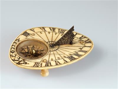 An early 18th century French bone Dial - Historické vědecké přístroje, globusy a fotoaparáty
