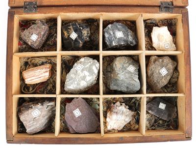 12 Minerals in wood case - Historické vědecké přístroje, globusy a fotoaparáty