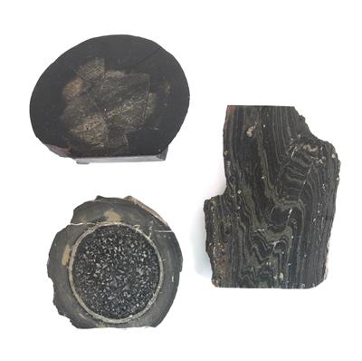 Three polished ore specimen - Historické vědecké přístroje, globusy a fotoaparáty