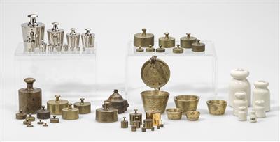 Konvolut Gewichtsätze - Historische wissenschaftliche Instrumente und Globen; Klassische Fotoapparate und Zubehör