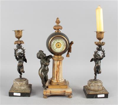 Kleine Historismus Säulenuhr mit Kerzenleuchtern - Uhren, Technik und Kuriositäten