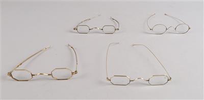 4 Brillen aus Gold - Uhren, Technik, Kuriositäten & eine Sammlung historischer Brillen