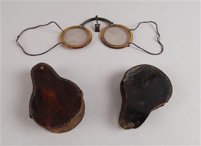 Chinesische Fadenbrille - Clocks, Science, and Curiosities including a Collection of glasses