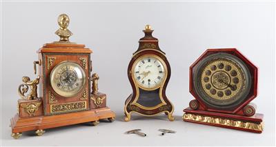 Konvolut: 3 Kommodenuhren - Clocks, Science, and Curiosities including a Collection of glasses