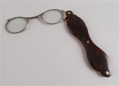 Schalen-Lorgnette - Uhren, Technik, Kuriositäten & eine Sammlung historischer Brillen