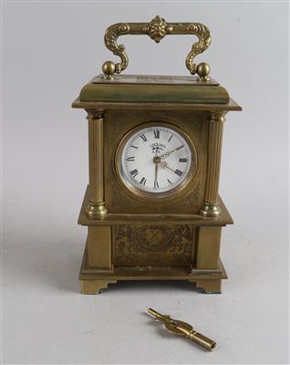 Tischwecker mit Musikspielwerk, - Clocks, Science, and Curiosities including a Collection of glasses