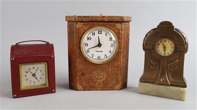 Konvolut: 3 Tischuhren, - Clocks, Science & Curiosities