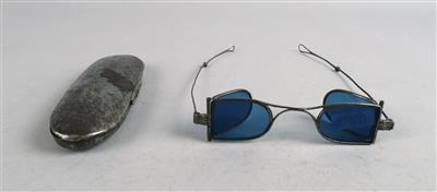 Brille mit getönten, klappbaren Gläsern - Clocks, Science, Curiosities & Photographica