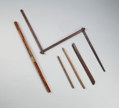 Five different wooden yardsticks: - La collezione di bilance e pesi del Dr. Eiselmayr