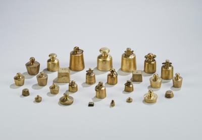 A mixed lot with brass weights - La collezione di bilance e pesi del Dr. Eiselmayr