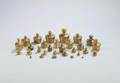 A mixed lot with brass weights - La collezione di bilance e pesi del Dr. Eiselmayr