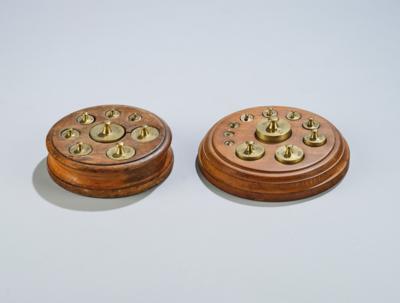 Zwei Dezimalgewichtssätze auf runden Holzpodesten - Sammlung Dr. Eiselmayr - Österreichische historische Waagen, Gewichte und Maße