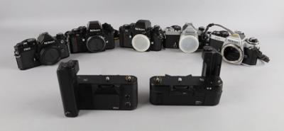 Sammlung NIKON Kameras (5), Objektive (7) u. Zubehör: - Uhren, Technik, Kuriositäten & Photographica