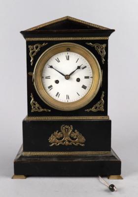 Kleine Biedermeier Tischuhr, - Clocks, Science, Curiosities & Photographica