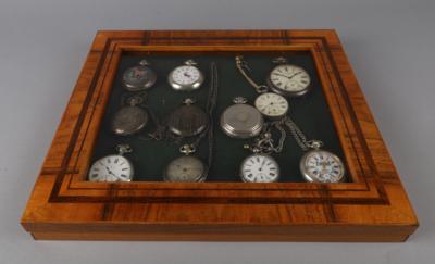 Wandvitrine mit 11 Taschenuhren und 4 Uhrketten, - Clocks, Science, Curiosities & Photographica