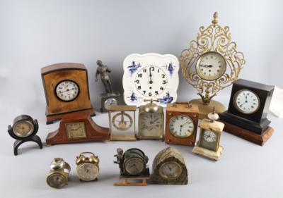 Konvolut: 16 Uhren, Uhrenteile und Gewichte, - Clocks, Science, Curiosities & Photographica