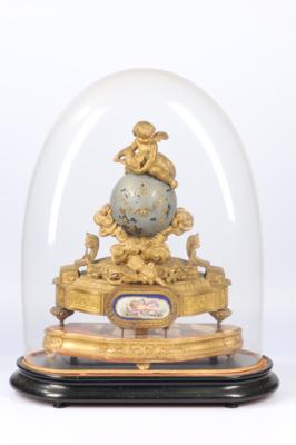 Historismus Bronzekaminuhr "Amor mit Taube" mit Glassturz, - Clocks, Science, Curiosities