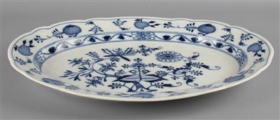 Ovale Meissen Zwiebelmusterplatte, - Works of Art