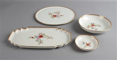 1 längliche Platte Länge 25,5 cm, 1 Gugelhupfplatte Dm. 22,5 cm, 2 runde Schalen, - Decorative Porcelain and Silverware