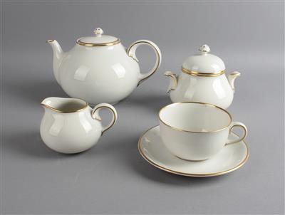 1 Teekanne mit Deckel, 1 Gießer, 1 Zuckerdose mit Deckel, 11 Teetassen mit 11 Untertassen, - Decorative Porcelain and Silverware